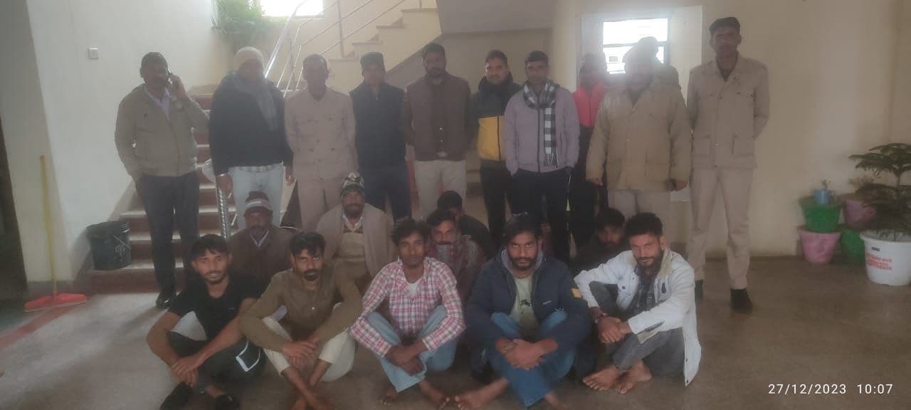 पुलिस की 14 टीमों ने 57 जगह दबिश देकर 28 आरोपियों को गिरफ्तार किया