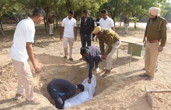 kajri-breathed-his-last-honored-with-guard-of-honour