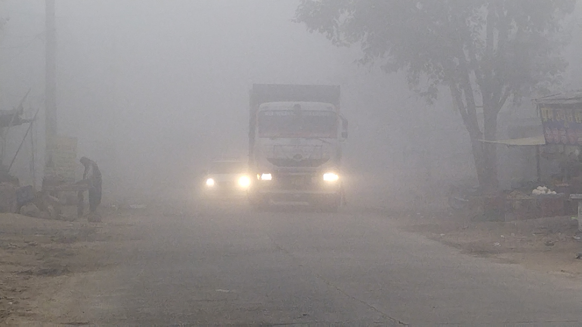 छाया घना कोहरा, रेंगते रहे वाहन…देखे वीडियो