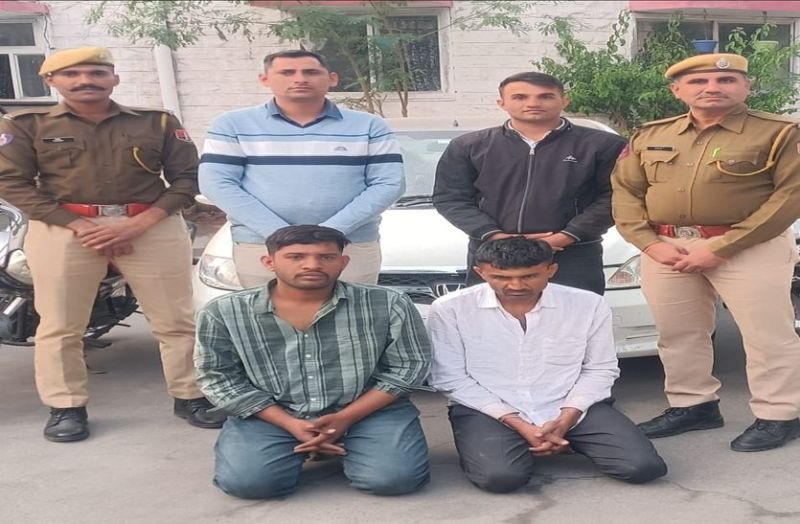 दहेज में मिली बाइक पर आए थे और लग्जरी कार चुराकर भागे