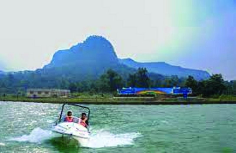 सतरेंगा के सारे बोट बंद, निराश होकर लौट रहे पर्यटक