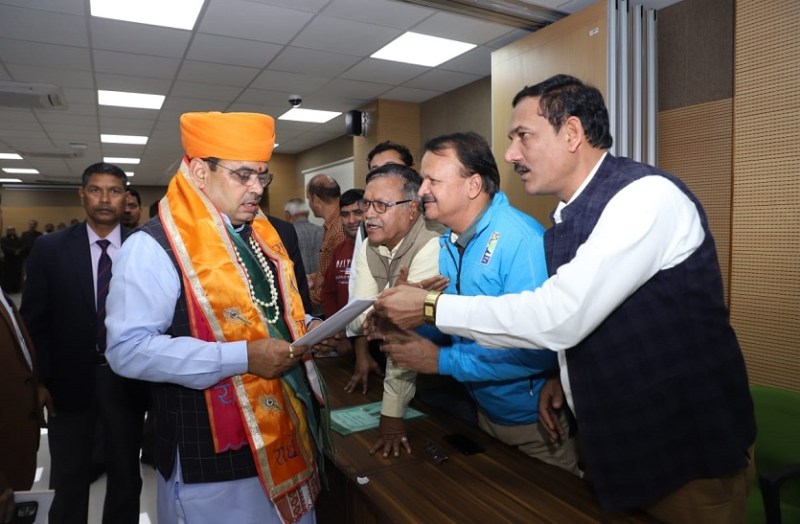 राज्य खेल संघ संघर्ष समिति ने सीएम को दिया ज्ञापन, दो प्रतिशत खेल कोटा बहाल करने की मांग