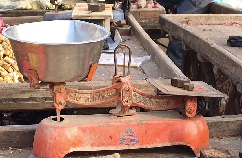 Bag in the scales, weight of goods is decreasing