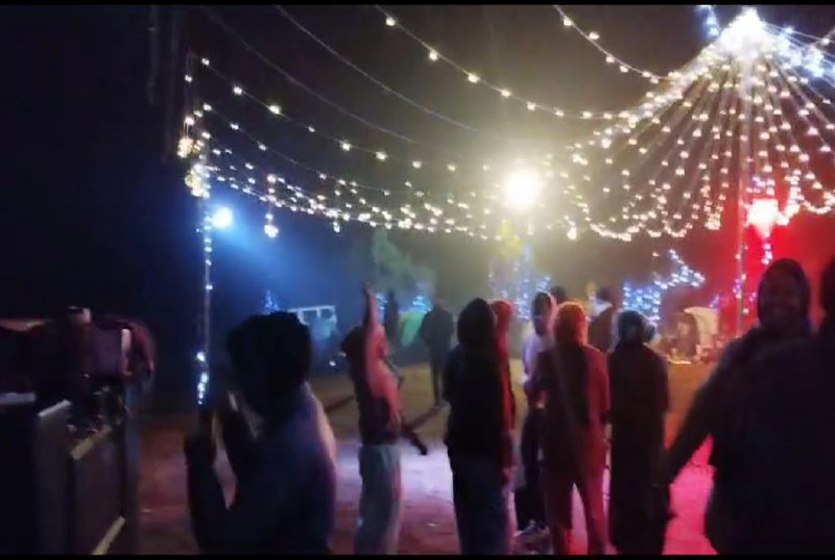 Video Story: पुराने साल की विदाई में युवक-युवतियों ने मैनपाट में किया गजब का
डांस- देखें वीडियो