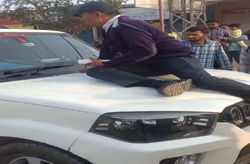 एसयूवी नहीं रोकी तो कांस्टेबल बोनट पर चढ़ा, चालक ने आधी किमी दौड़ाई एसयूवी