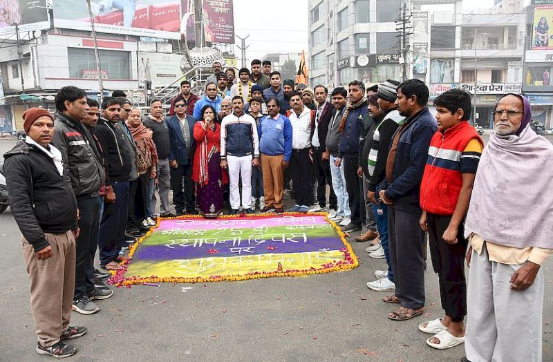 भीलवाड़ा पत्रिका स्थापना दिवस: सूचना केन्द्र चौराहे पर सजाई रंगोली, आतिशबाजी कर मनाई खु​शियां