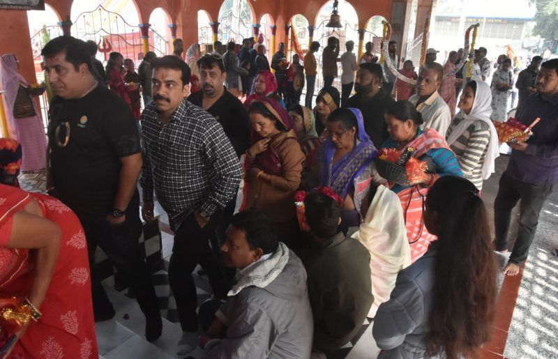 मंदिरों में आस्था की कतार, फर्स्ट चर्च में हुई आराधना, किया सुंदरकांड