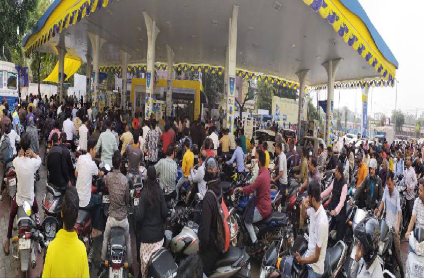 petrol_price_hike_in_mp_due_to_hit_and_run_act_transporters_strike_in_mp.jpg