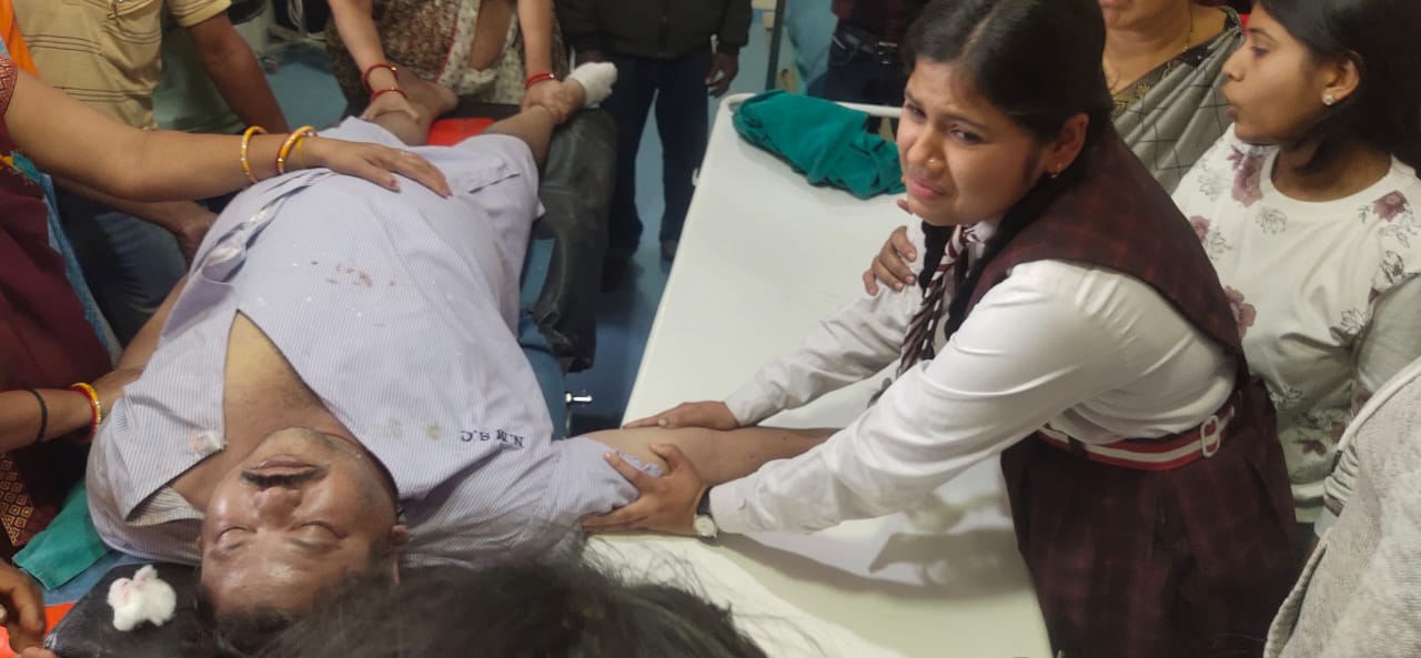 पापा उठो ना, तुम ऐसा करोगो तो हमारा क्या होगा, शव से लिपटकर रोती रही बेटी