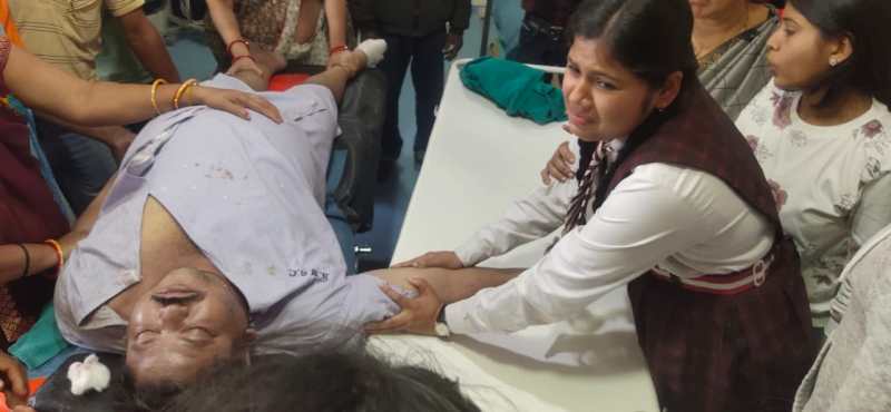 पापा उठो ना, तुम ऐसा करोगो तो हमारा क्या होगा, शव से लिपटकर रोती रही बेटी