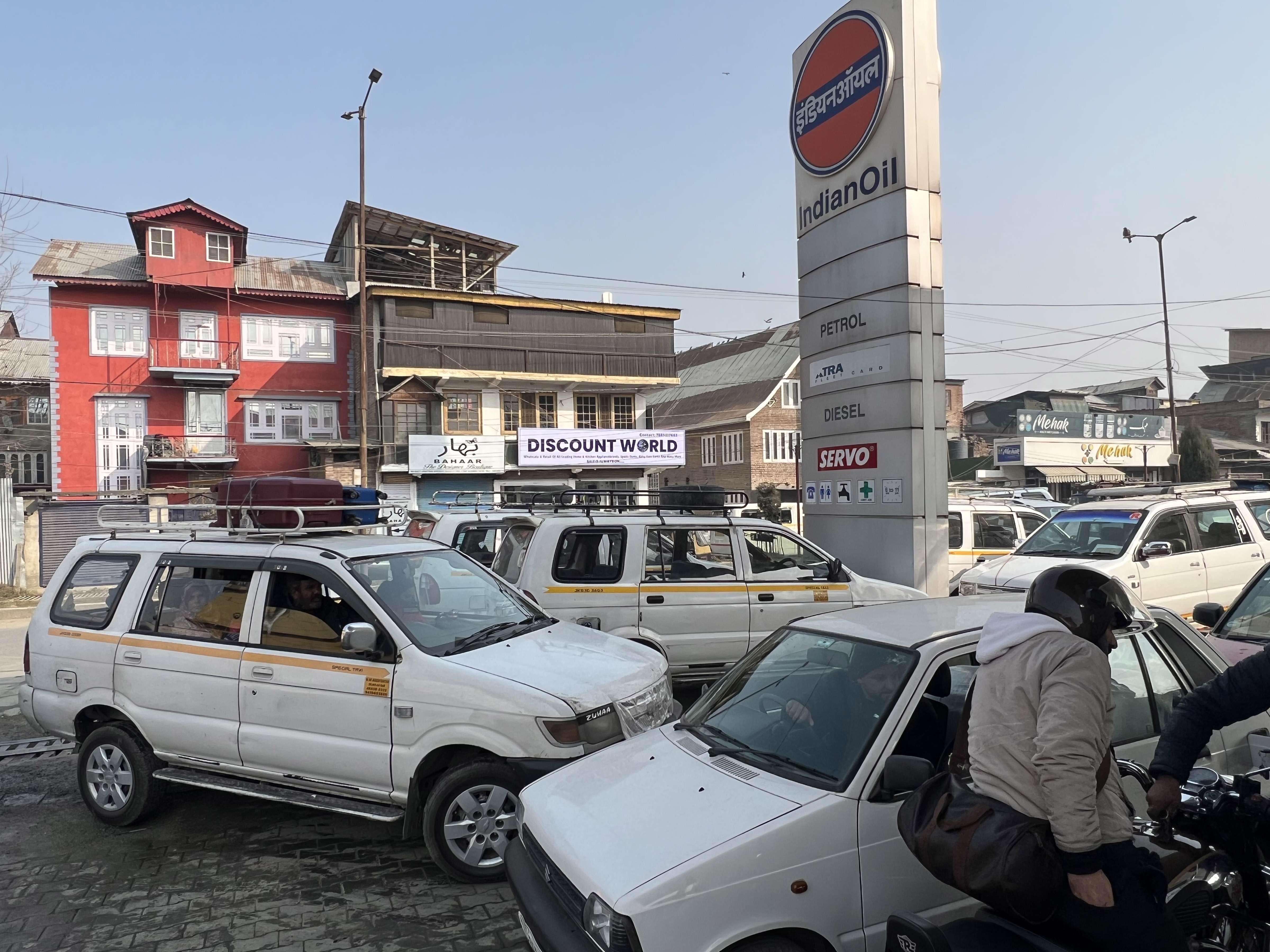 वाहन चालकों की हड़ताल से कश्मीर में पेट्रोल पंपाें पर लगी कतारें