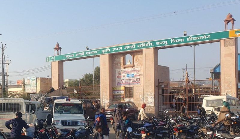 इस अनाज मंडी में नहीं है किसानों को ठौर, आश्रय को लेकर भटकने को मजबूर अन्नदाता