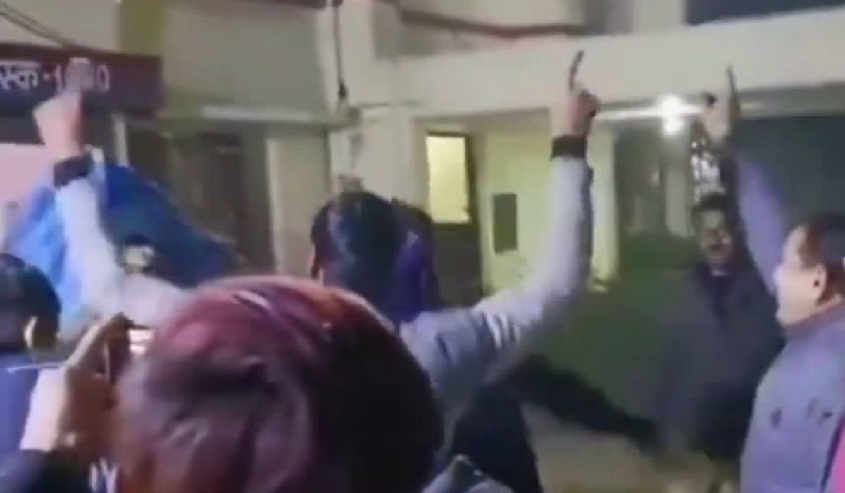 थाने में महिला डेस्क के सामने पुरुष सिपाहियों का अश्लील डांस, वीडियो वायरल