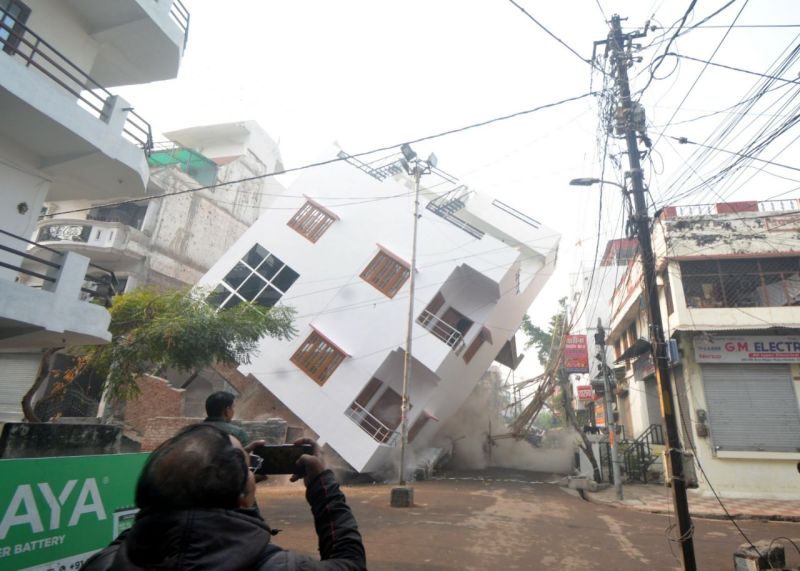 Video: दो मंजिला मकान भरभरा कर गिरा लोगो की निकली चीख, वायरल वीडियो