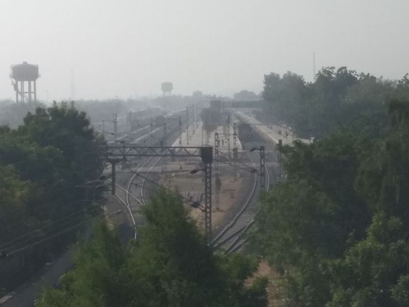 सुबह के समय हल्के कोहरे का असर भी दिखा।