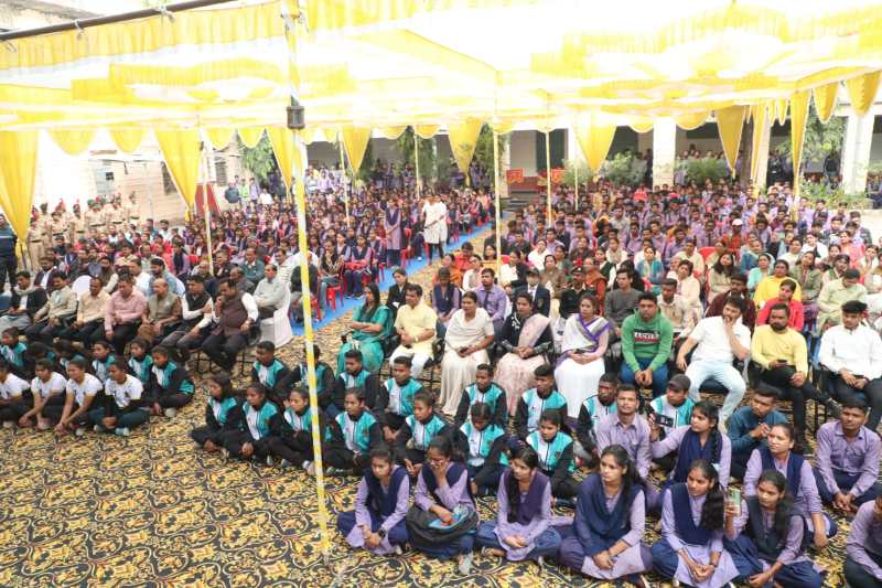 Inspirational news: मेहनत पर ही परीक्षा की इमारत खड़ी होती है-कलेक्टर