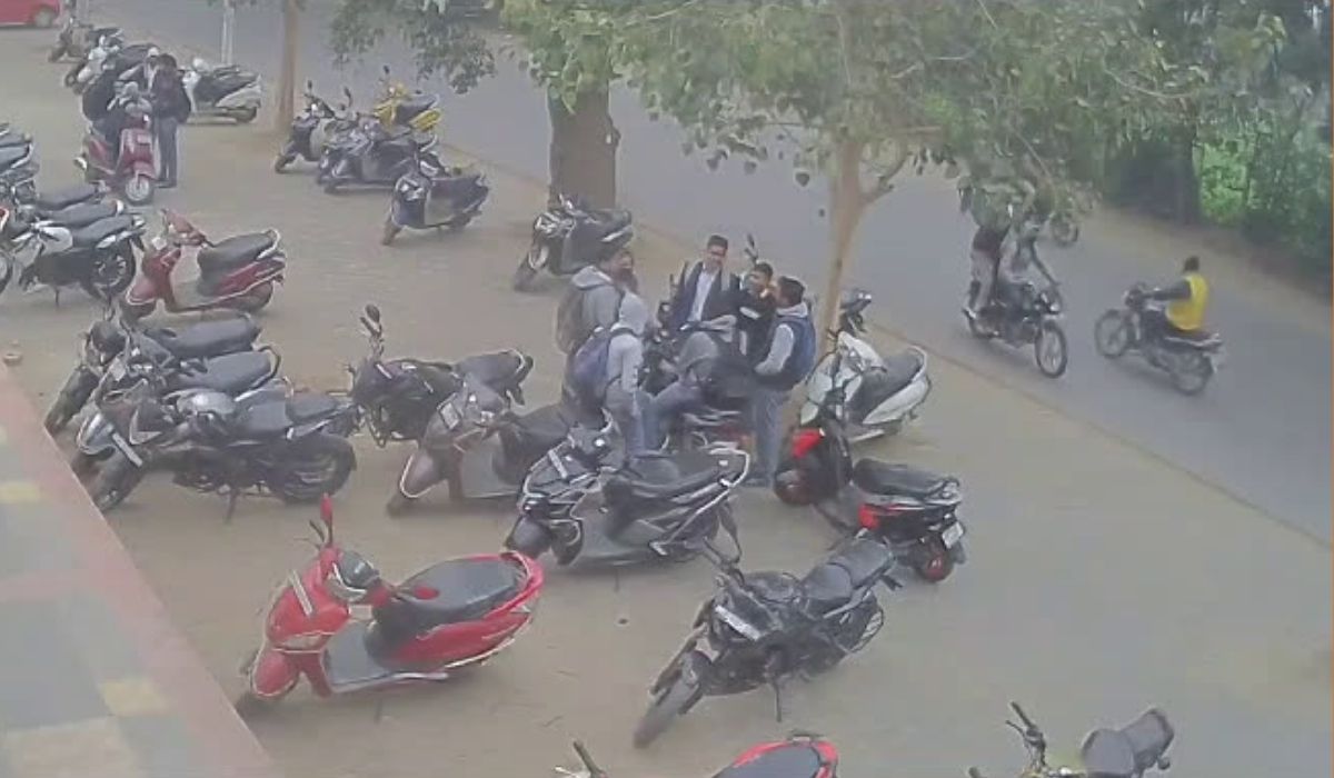 दयालबाग में बाइक से आए हमलावरों ने छात्र पर बरसाईं लाठियां, हाथ और पैर तोड़ने का वीडियो वायरल