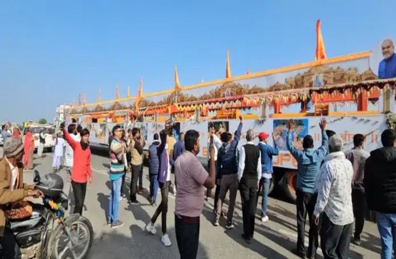 भीलवाड़ा से गुजरी 108 फीट की धूपबत्ती का स्वागत