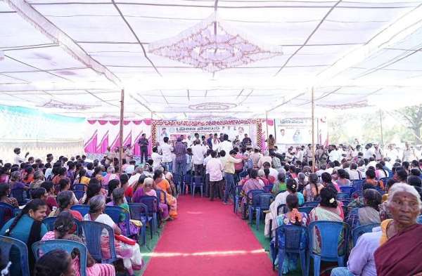 विक्रमार्क ने कहा कि कांग्रेस सरकार बिजली क्षेत्र में बाधाओं को दूर करने, राज्य को 24 घंटे गुणवत्तापूर्ण बिजली प्रदान करने के लिए प्रतिबद्ध है। उन्होंने पिछले विधानसभा चुनाव में लोगों के जनादेश को परिवर्तन और गुणवत्ता सेवाओं की उनकी इच्छा के प्रमाण के रूप में उद्धृत किया।