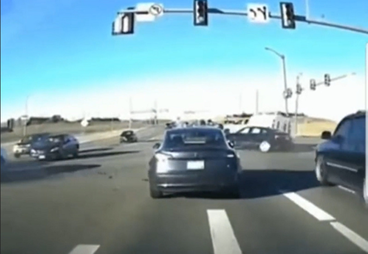 अपन आप र क Tesla Model 3 इल क ट र क क र और टल खतरन क एक स ड ट