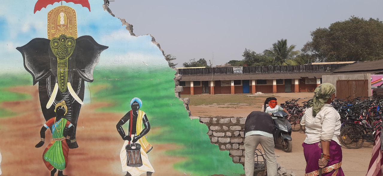 निगम के 2 करोड़ के काम का हाल, पहले दरकी, फिर गिरी दीवार