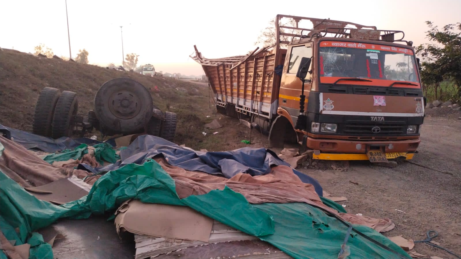 अनियंत्रित होकर पुलिया के पास पलटा मिनी ट्रक