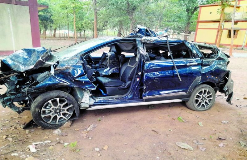 सिपाही की कार रेलिंग को तोड़ते हुए खाई में गिरी, मामा की मौत, बाल- बाल बचा भांजा