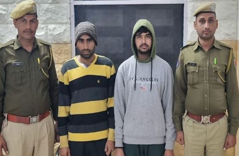साथी अभ्यर्थी को पास कराने तीन चिप लेकर दौड़ा था युवक
