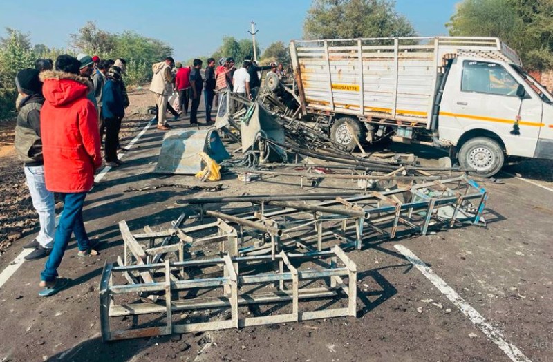 Loading tempo overturned, three laborers died in pali