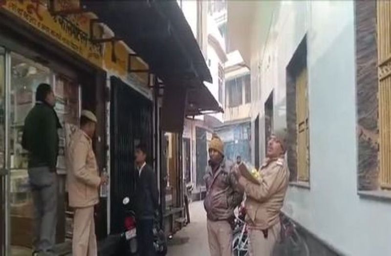 चोरी का सोना 33 लाख में बेचा, पुलिस पहुंची तो शोरूम से भागे सुनार