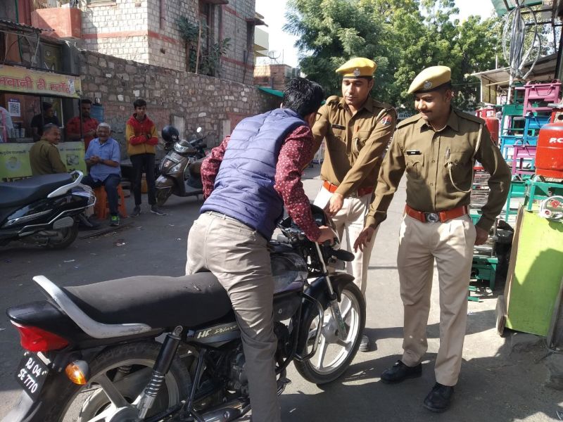 ट्रेफिक पुलिस ने फिर पब्लिक के कान मरोड़कर दिखाई साहबगिरी...अतिक्रमियों से दूरी