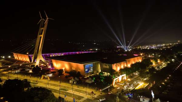 इमारतों को रोशनी से सजाया