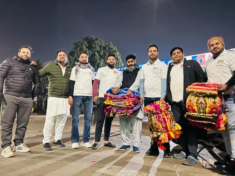 पत्रिका हम साथ हैं अभियान: खुले आसमान के नीचे ठंड से सिकुड़ रहे लोगों को ओढ़ाए कंबल