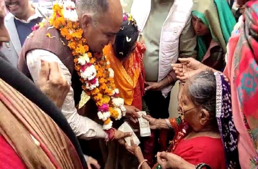 मंत्री ने मां का लिया आशीर्वाद तो उपहार में मिले एक लाख