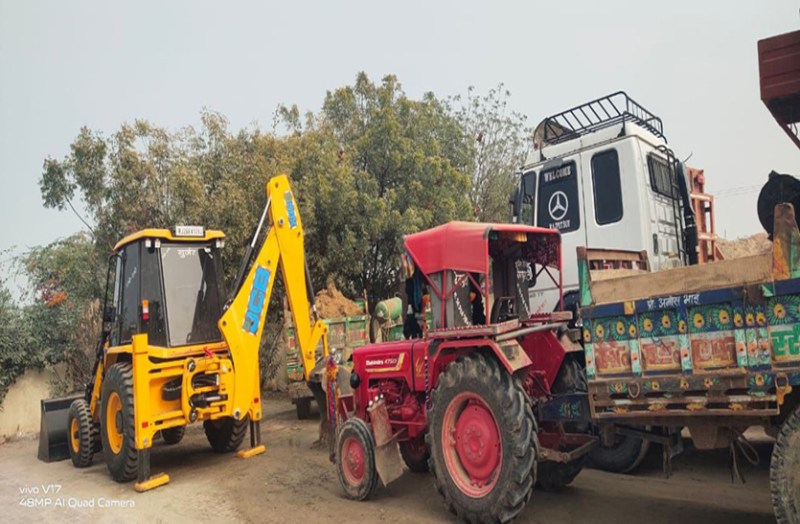 नाड़ी व बाडी नदी में मिट्टी खनन करती जेसीबी व ट्रैक्टर-ट्रॉली जब्त