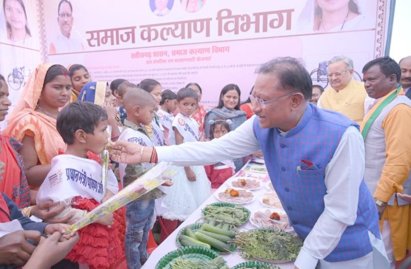 जब मुख्यमंत्री खुद बने बच्चे और रेडी टू ईट से बने केक को काटा