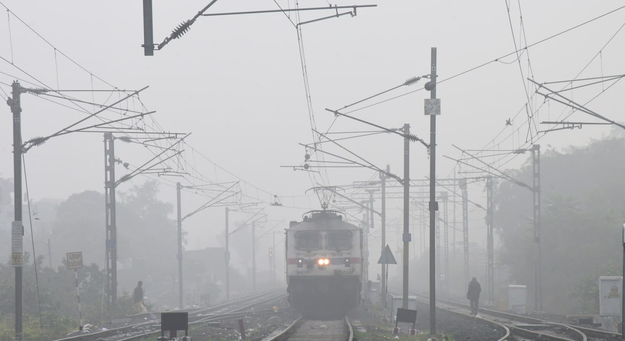 भोपाल से दिल्ली तक 700 किमी में घना कोहरा, ट्रेनें और फ्लाइट लेट