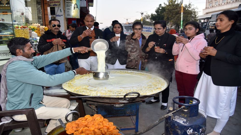 Rajasthan Winter: रात को कड़ाके की सर्दी, दिन में चटख धूप से आराम