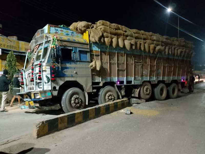 स्टेट की सपाट रोड में १०५ तो एनएच ३७ व स्टेट हाइवे में ४२ की गई जान