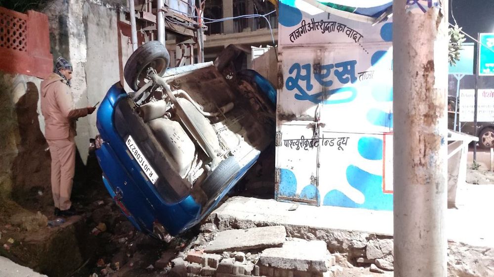 बेकाबू कार ने ठेले को उड़ाया, फिर डीपी से टकरा कर पलटी