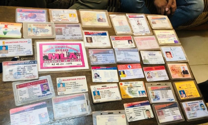 वाहन का टोल बचाने के लिए फर्जी कार्ड दिखाकर रौब झाड़ा तो होगी पुलिस कार्रवाई, 100 फर्जी कार्ड बरामद