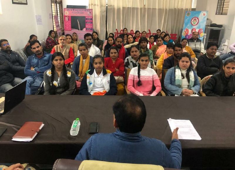 कार्यशाला में बालिकाओं को समझाया गुड टच बेड टच