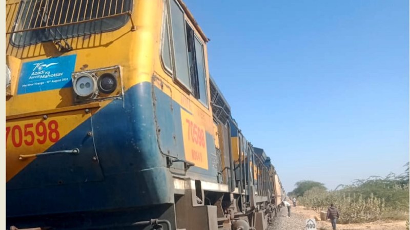 लीलण एक्सप्रेस के इंजन में फंसी भेड़, आधा घंटा खड़ी रही रेल