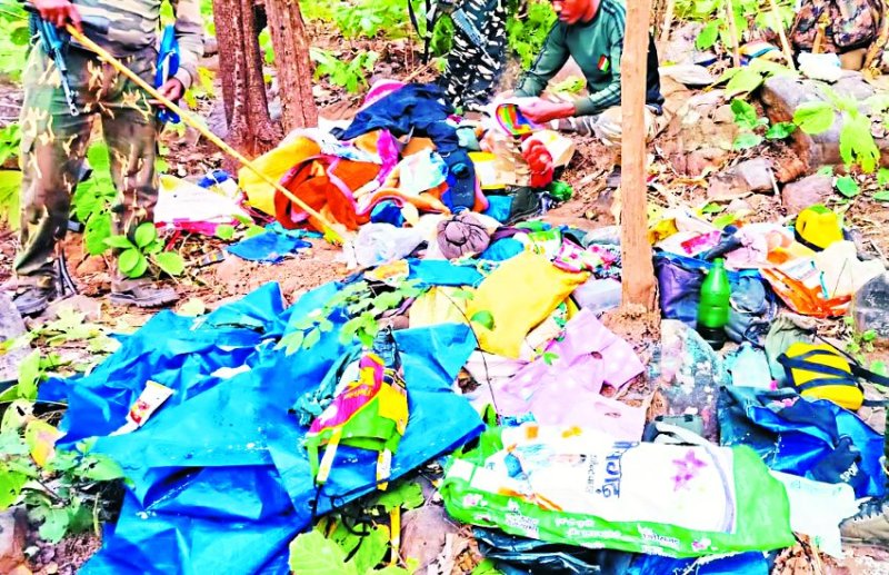 कुल्हाड़ीघाट राजाडेरा पहाड़ी पर पुलिस ने किया नक्सली कैंप ध्वस्त