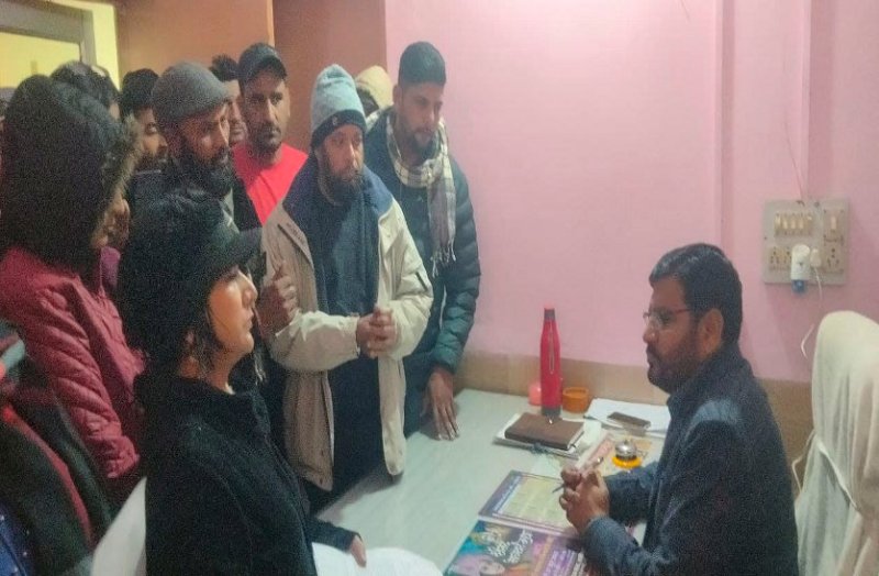 प्रतिबंधित ब्लेड युक्त तार हटाने की मांग को लेकर किया प्रदर्शन