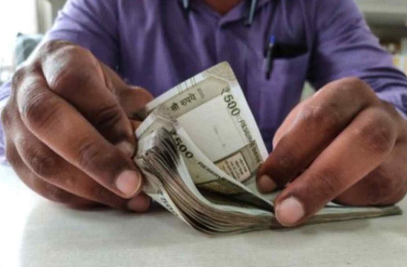 साहब को तो वेतन मिल गया लेकिन 8 फूड इंस्पेक्टर समेत दर्जनभर कर्मचारियों का रोका, बोले- खराब था परफॉर्मेंस