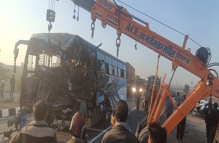 शैक्षणिक भ्रमण पर गए स्कूली बच्चों से भरी बस हाइवे पर खड़े ट्रोले से टकराई, 2 की मौत, 20 घायल, मची चीख पुकार