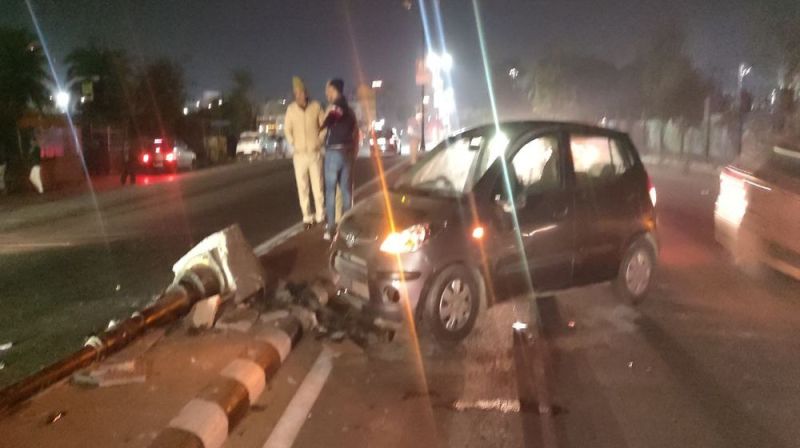 पिता को रेलवे स्टेशन लेने जा रहा था नाबालिग, स्ट्रीट पोल से टकराकर पलटी कार