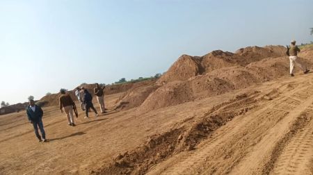 550 टन अवैध बजरी के स्टॉक जब्त किए