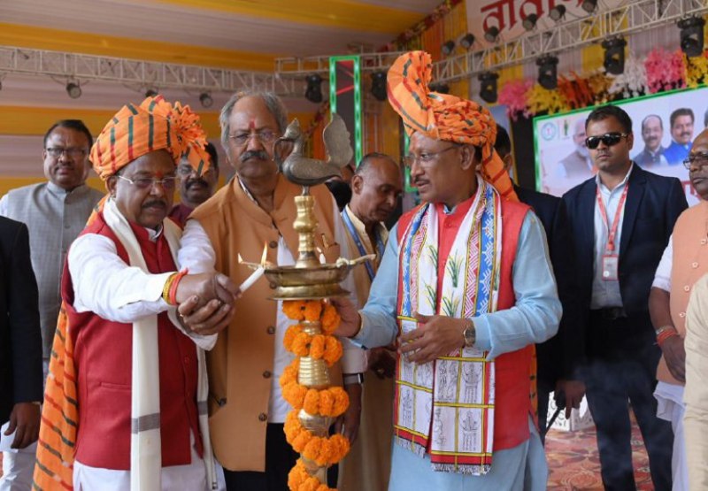 सीएम ने तातापानी को घोषित किया पर्यटन स्थल, मंत्री रामविचार व बृजमोहन के साथ लिया पतंगबाजी का मजा